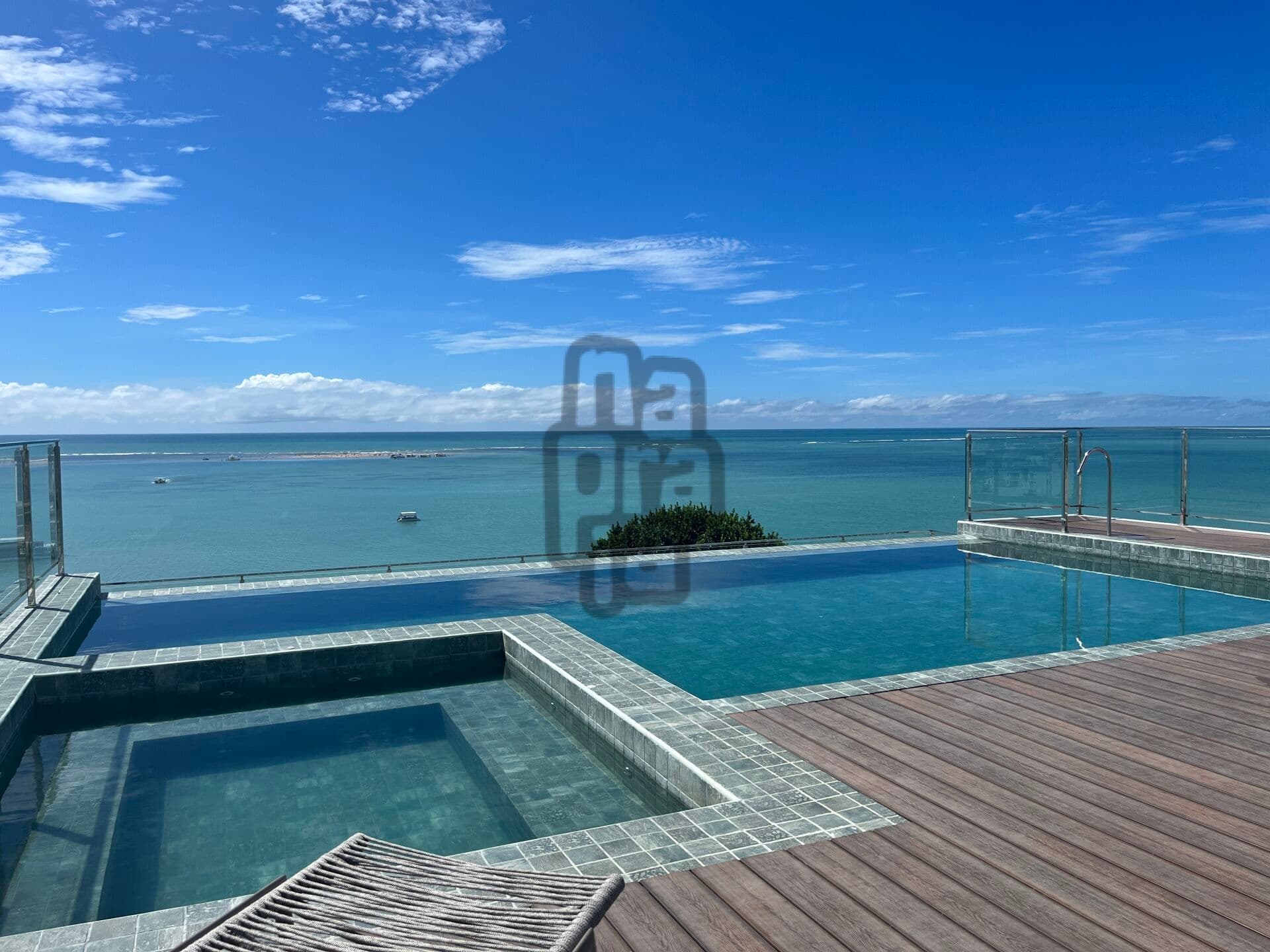 Apartamento de alto padrão a 120 metros da praia