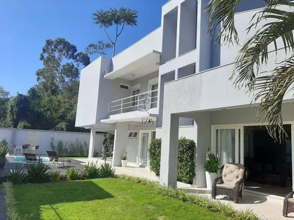 Casa de alto padrão a venda no bairro cabeçudas em Itajaí