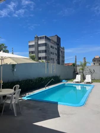 Casa com piscina para locação de temporada no Balneário Perequê
