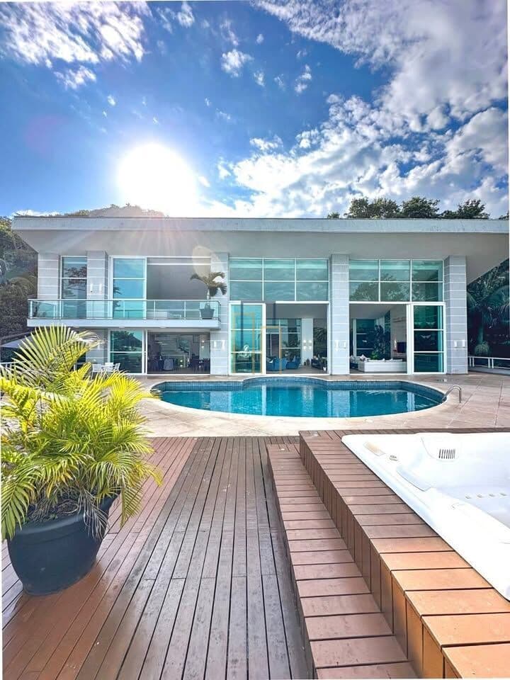 Casa em condomínio fechado Altíssimo Padrão com linda vista para o mar!!