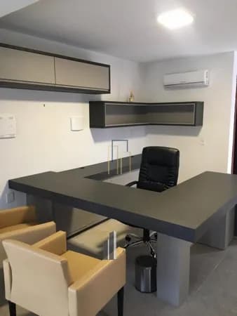 Sala mobiliada no segundo andar, ideal para escritórios!