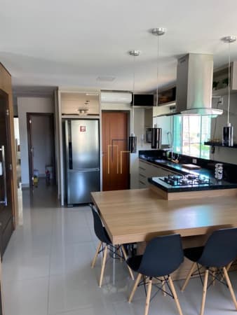 Mobiliado em ótima localização, 02 suítes!