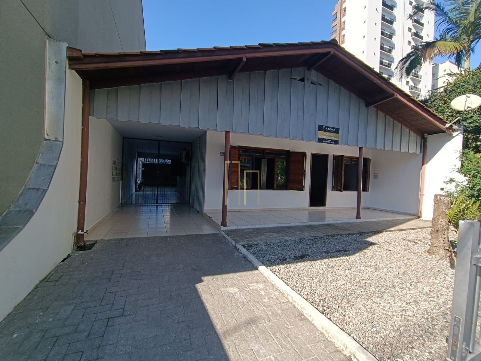 Casa para locação anual na Meia Praia!