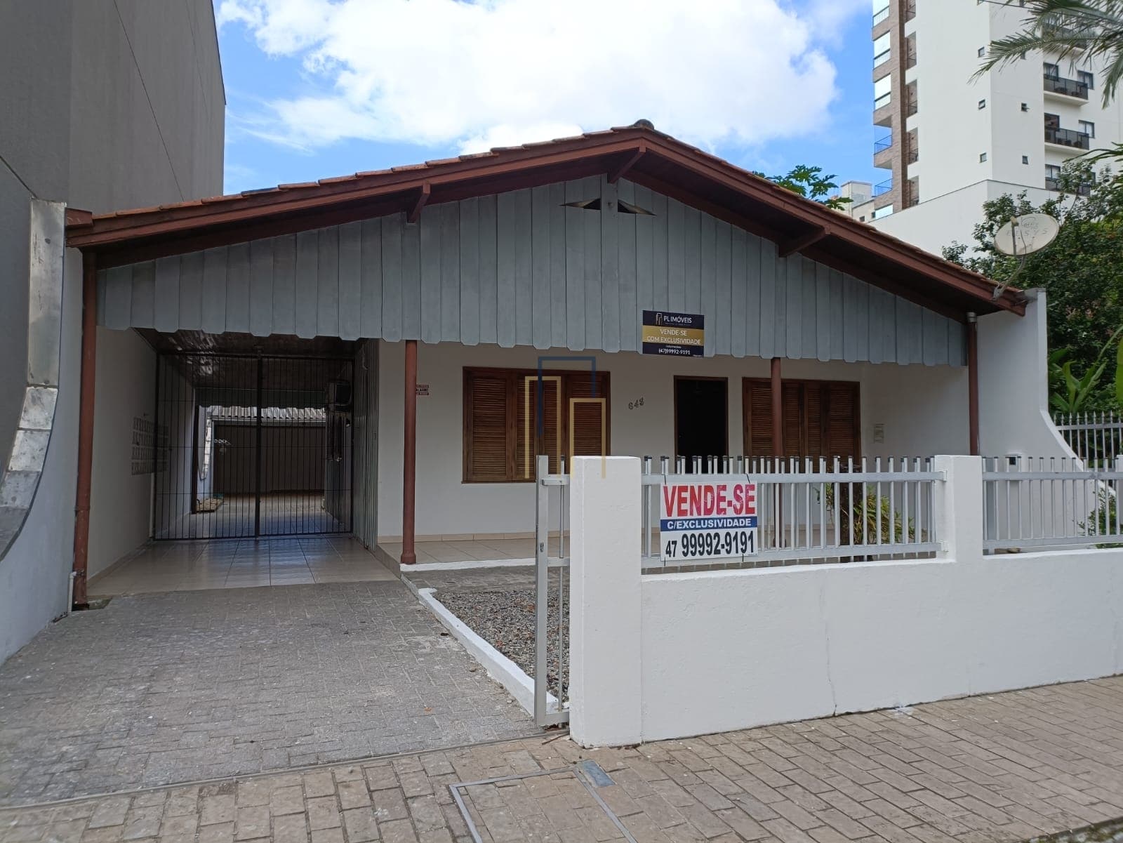 Casa/terreno a venda na Meia Praia!