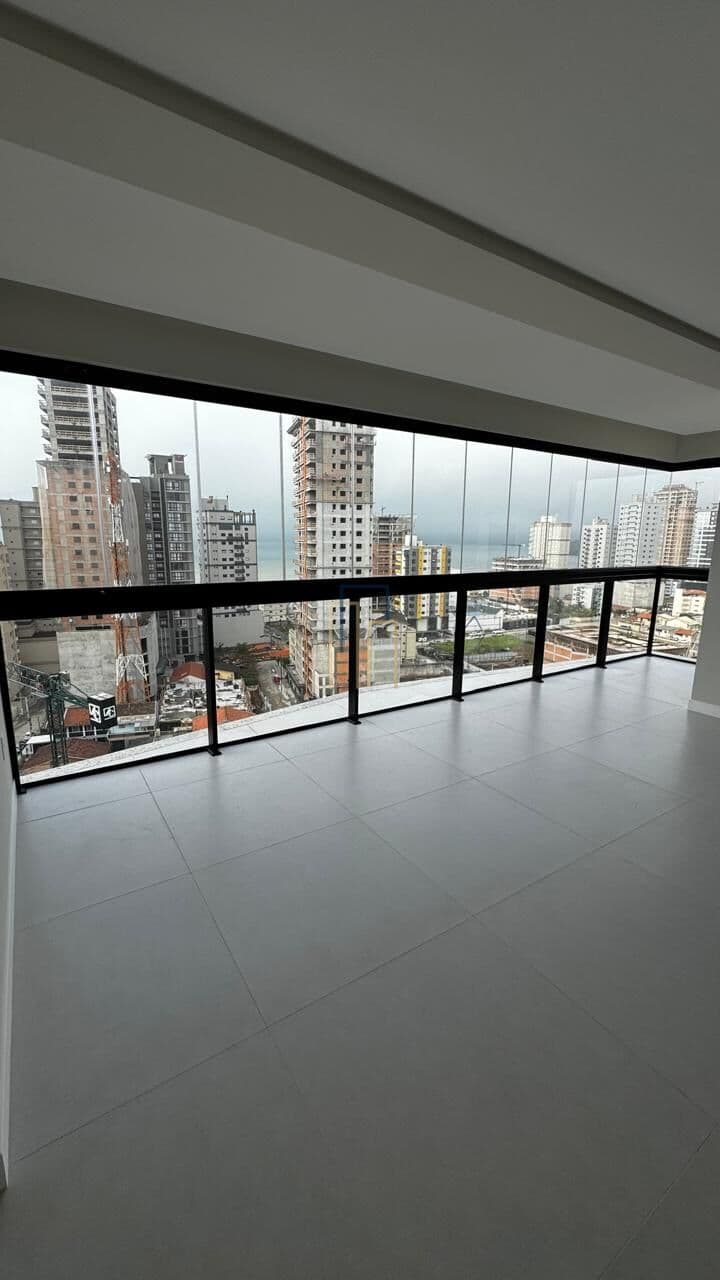 03 suítes, 02 vagas de garagem ampla sacada!