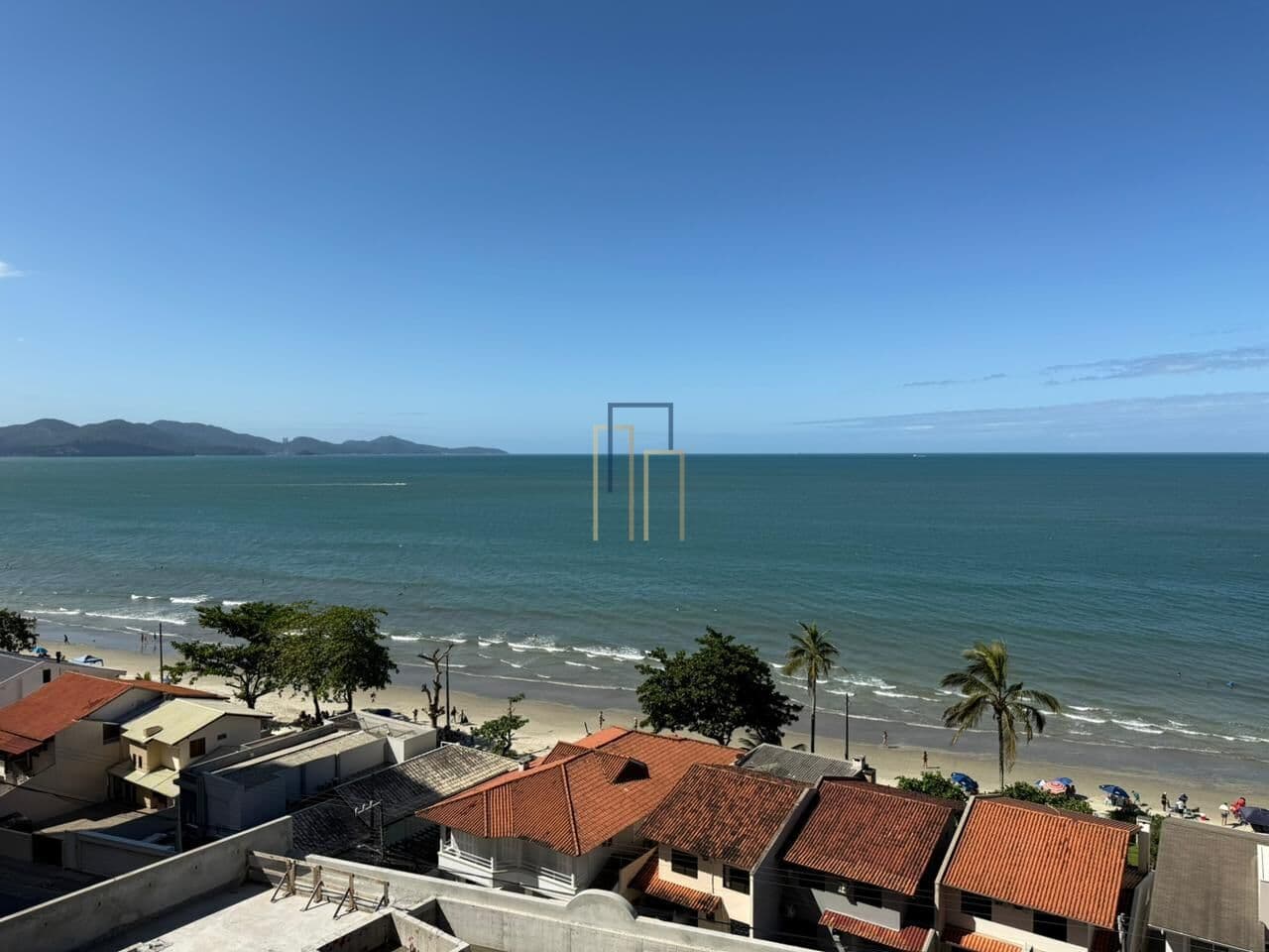 Alto padrão de acabamento, 03 suítes, prédio frente mar, linda vista!