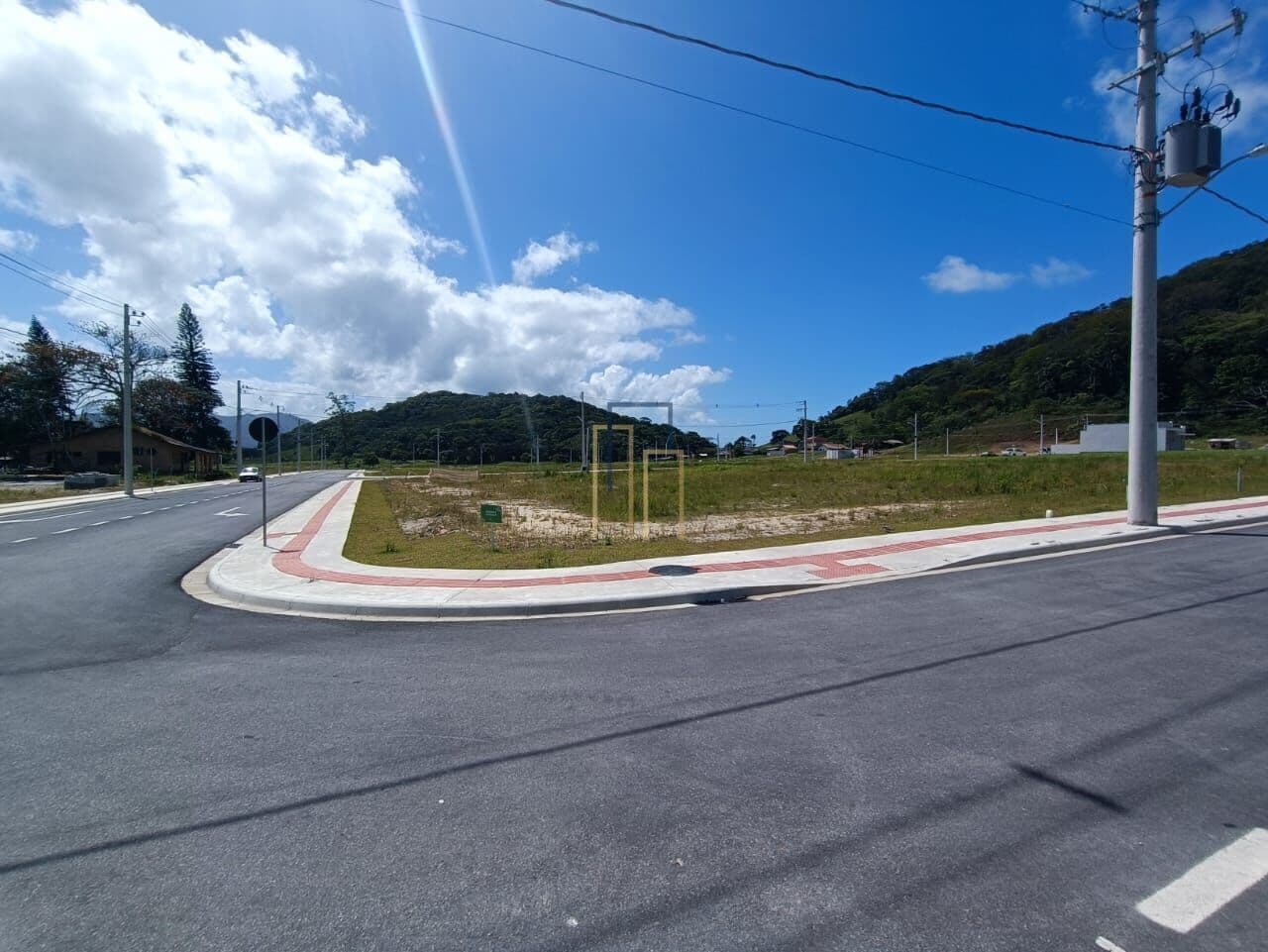 Terreno de esquina no loteamento Bosque Santa Felicidade!