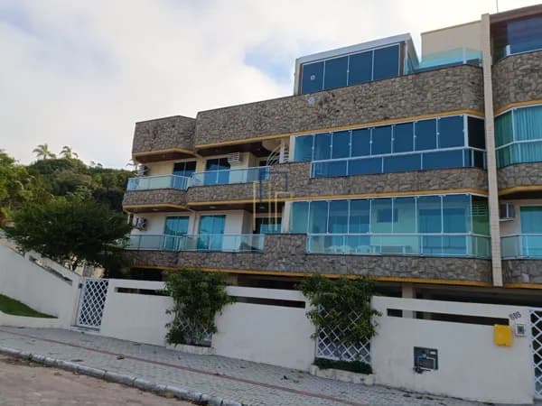 Apto em Quatro Ilhas, 02 dormitórios, 02 vagas de garagem á 50 metros da praia!
