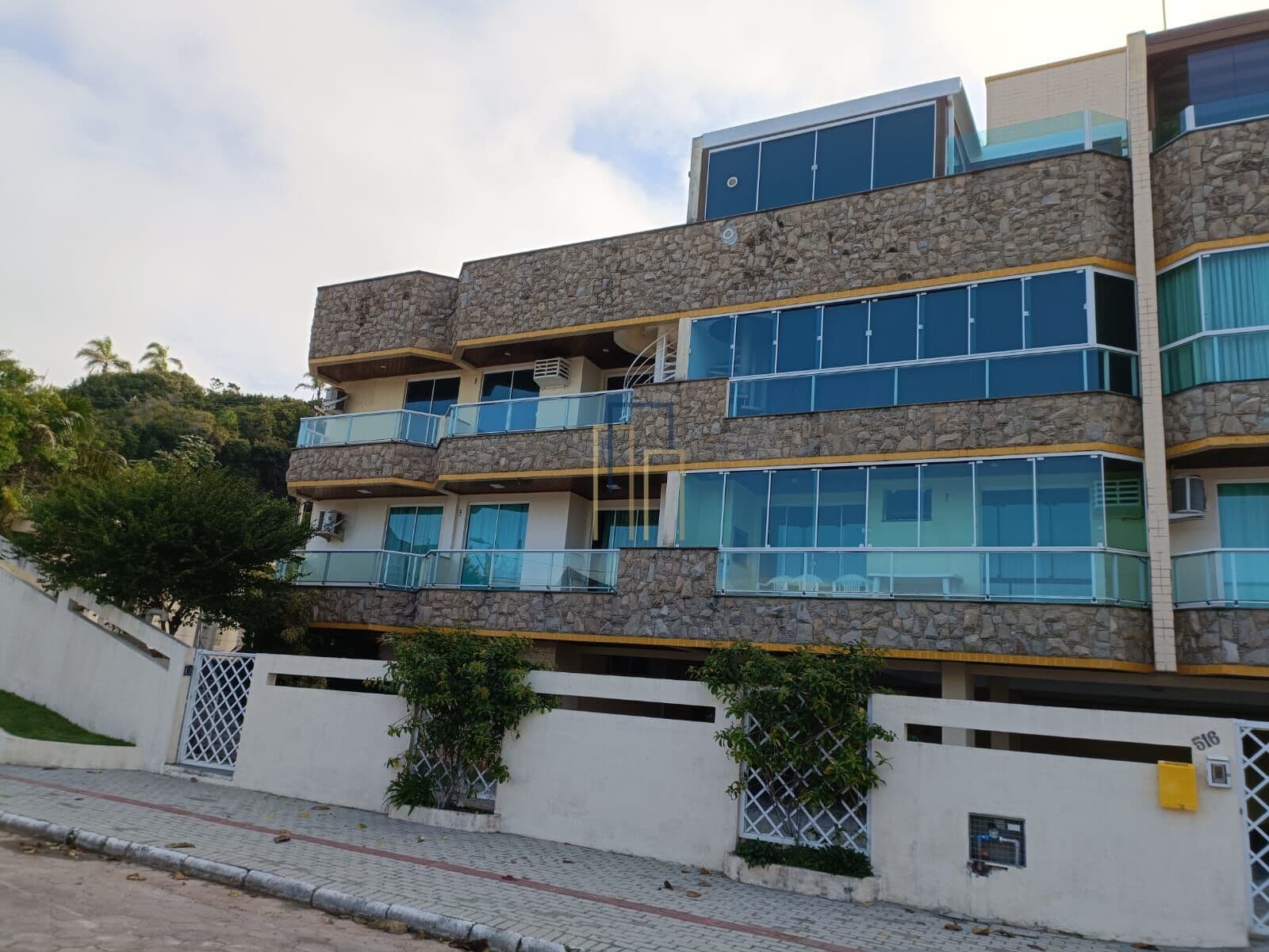 Apto em Quatro Ilhas, 02 dormitórios, 02 vagas de garagem á 50 metros da praia!