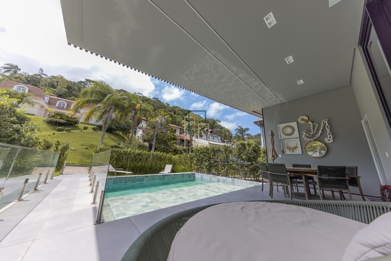 Casa Alto Padrão em Condomínio Fechado em excelente localização!
