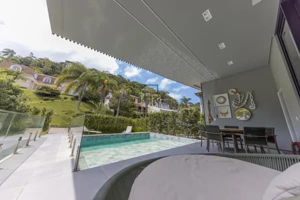 Casa Alto Padrão em Condomínio Fechado em excelente localização!