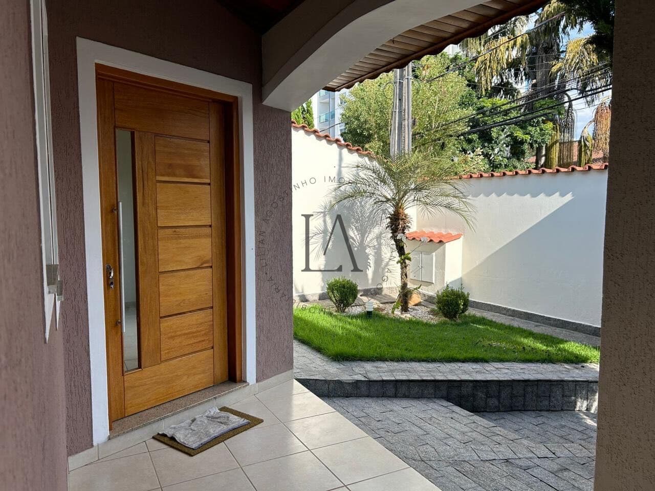 Casa Padrão no bairro Portal das Colinas - Excelente Localização