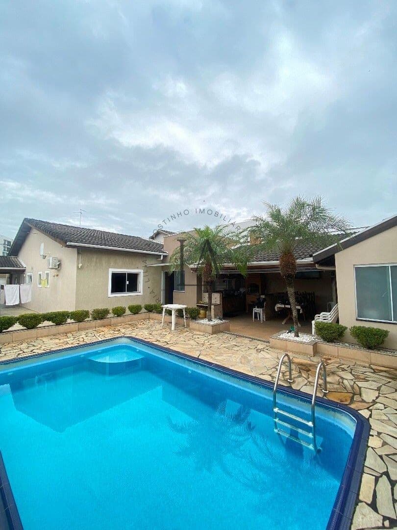 Casa térrea com piscina e três quartos no Village Sant Anna Guaratinguetá/SP