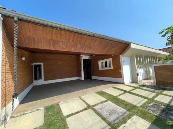 Casa clássica e espaçosa na Vila Paraíba, Guaratinguetá/SP