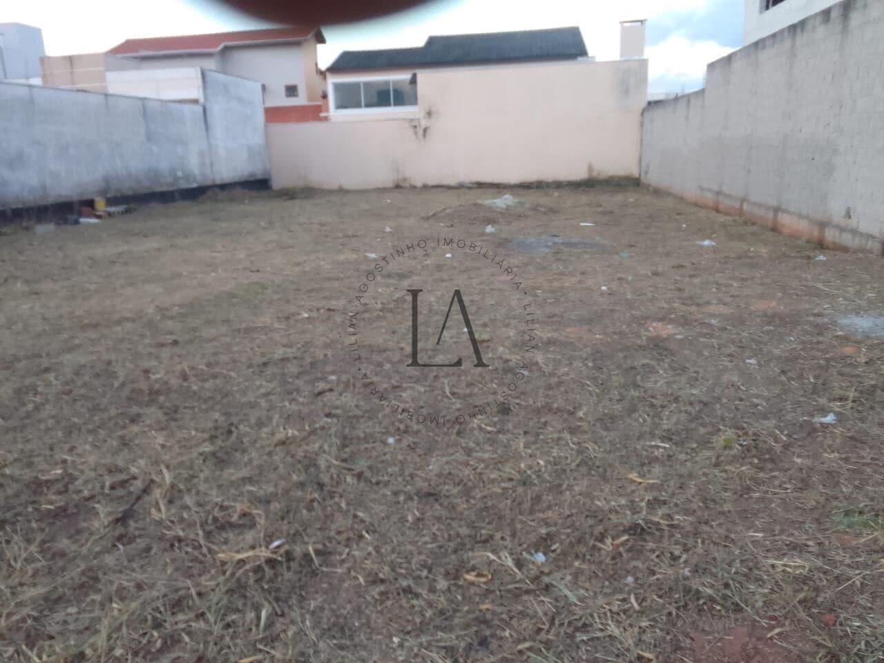 Terreno plano com benfeitorias