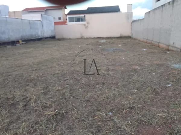 Terreno plano com benfeitorias