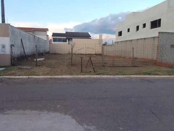 Terreno plano com benfeitorias