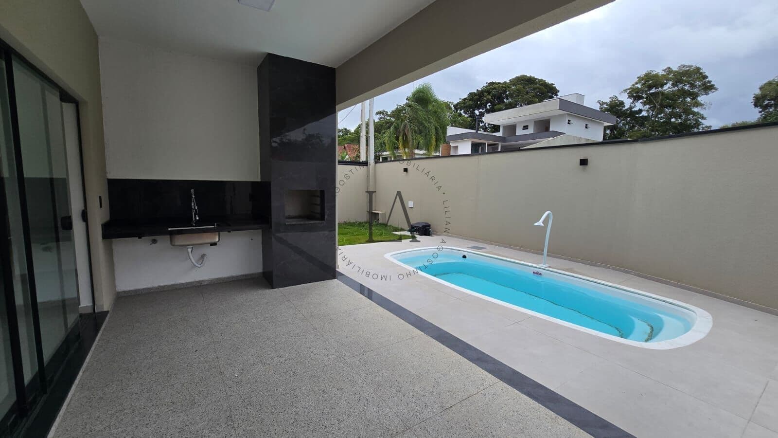 Casa 3 dormitórios sendo uma suíte e com piscina no Condomínio Internacional Parque Clube dos 500 em Guaratinguetá/SP