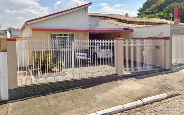 Casa térrea à venda na Vila Paraíba.