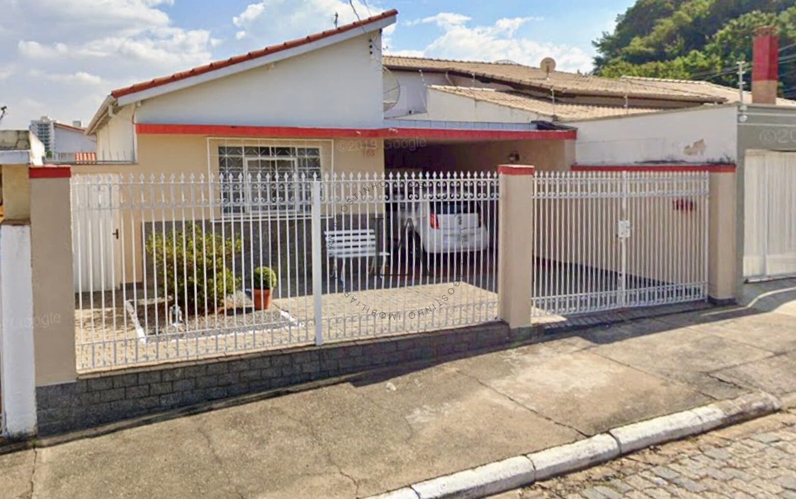 Casa térrea à venda na Vila Paraíba.