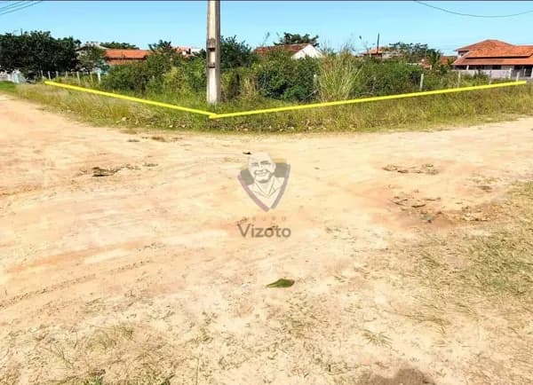 Lote de esquina a 200m do mar
