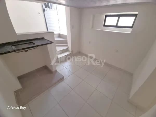 Casa com 01 dormitório