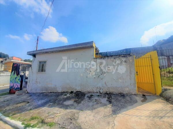 Terreno com dois imóveis