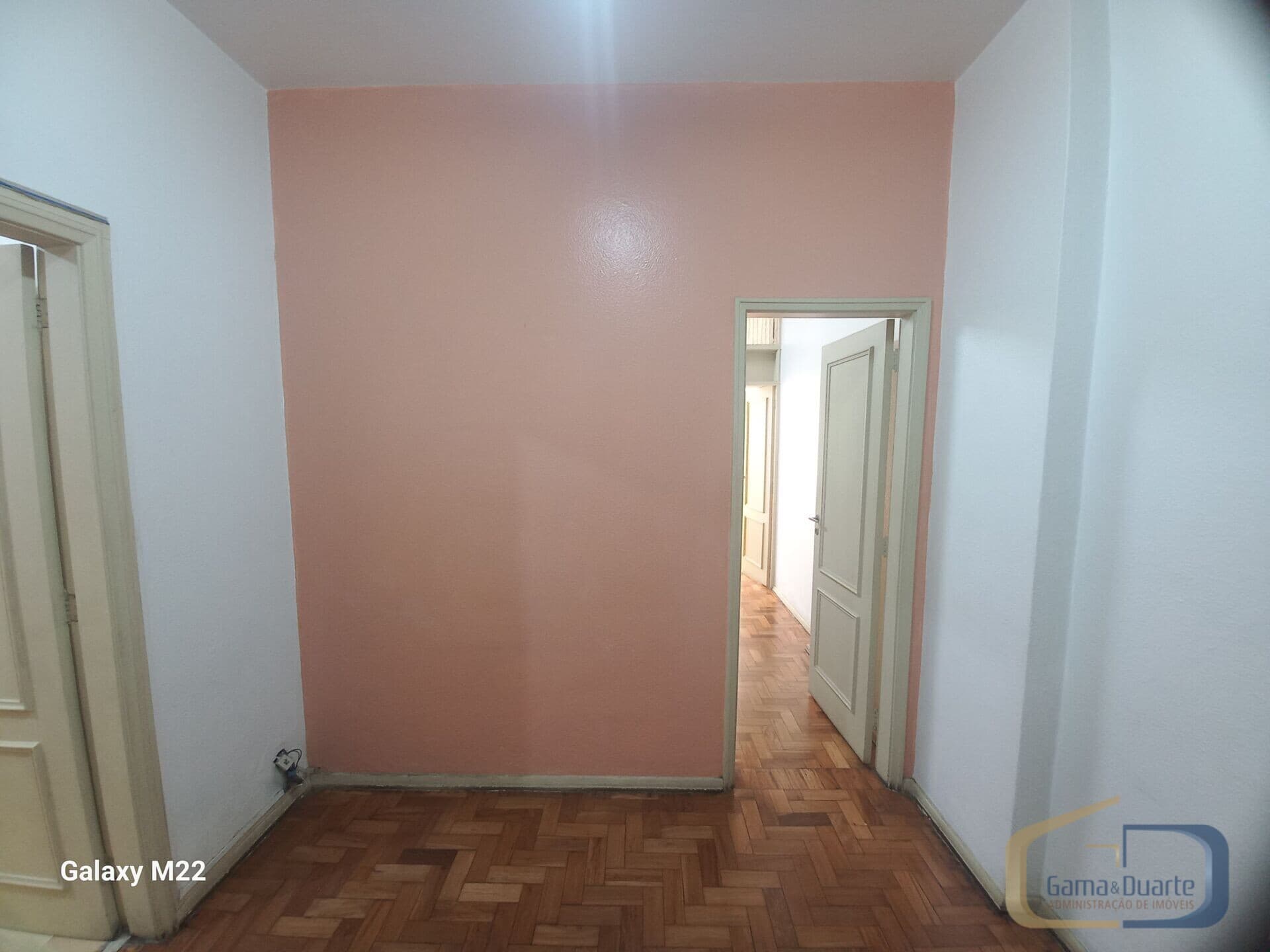 Excelente sala separadas por divisórias em madeira, formando 1 receptação, 2 salas, 1 cozinha e 1 banheiro.