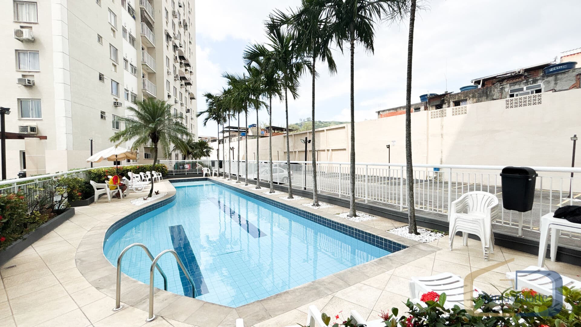 Apartamento de 2 quartos, com varanda, em andar alto, vaga de garagem e 50 m², próximo ao metrô de Irajá e ao Shopping Carioca, no Condomínio Tudo Azul.