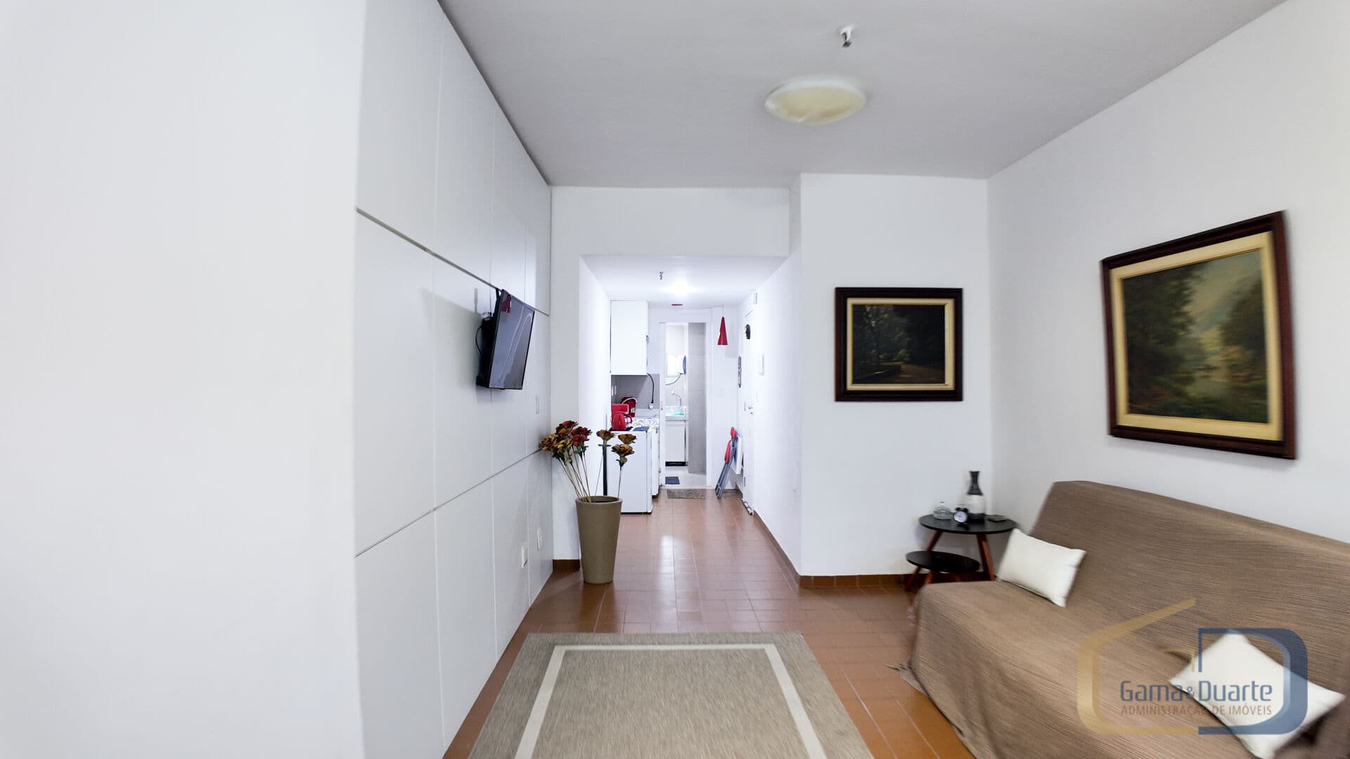 Excelente apartamento mobiliado no coração do Centro do Rio, a apenas 10 minutos do metrô da Carioca.