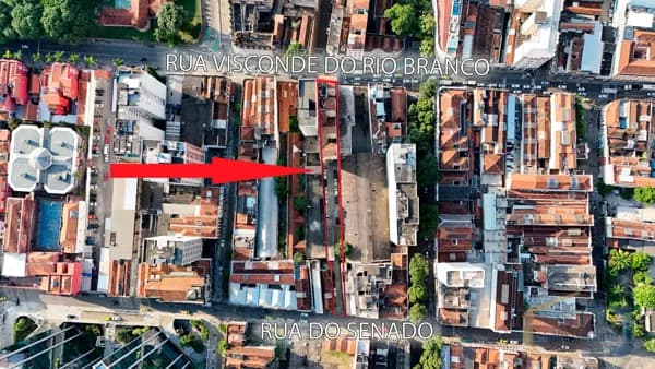 Terreno amplo com potencial construtivo, atualmente operando como estacionamento, com sobreloja para escritórios