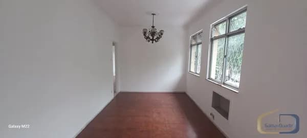 Excelente Apartamento de 60m² com sala ampla, 02 quartos, banheiro social, cozinha, dependência e área de serviço.