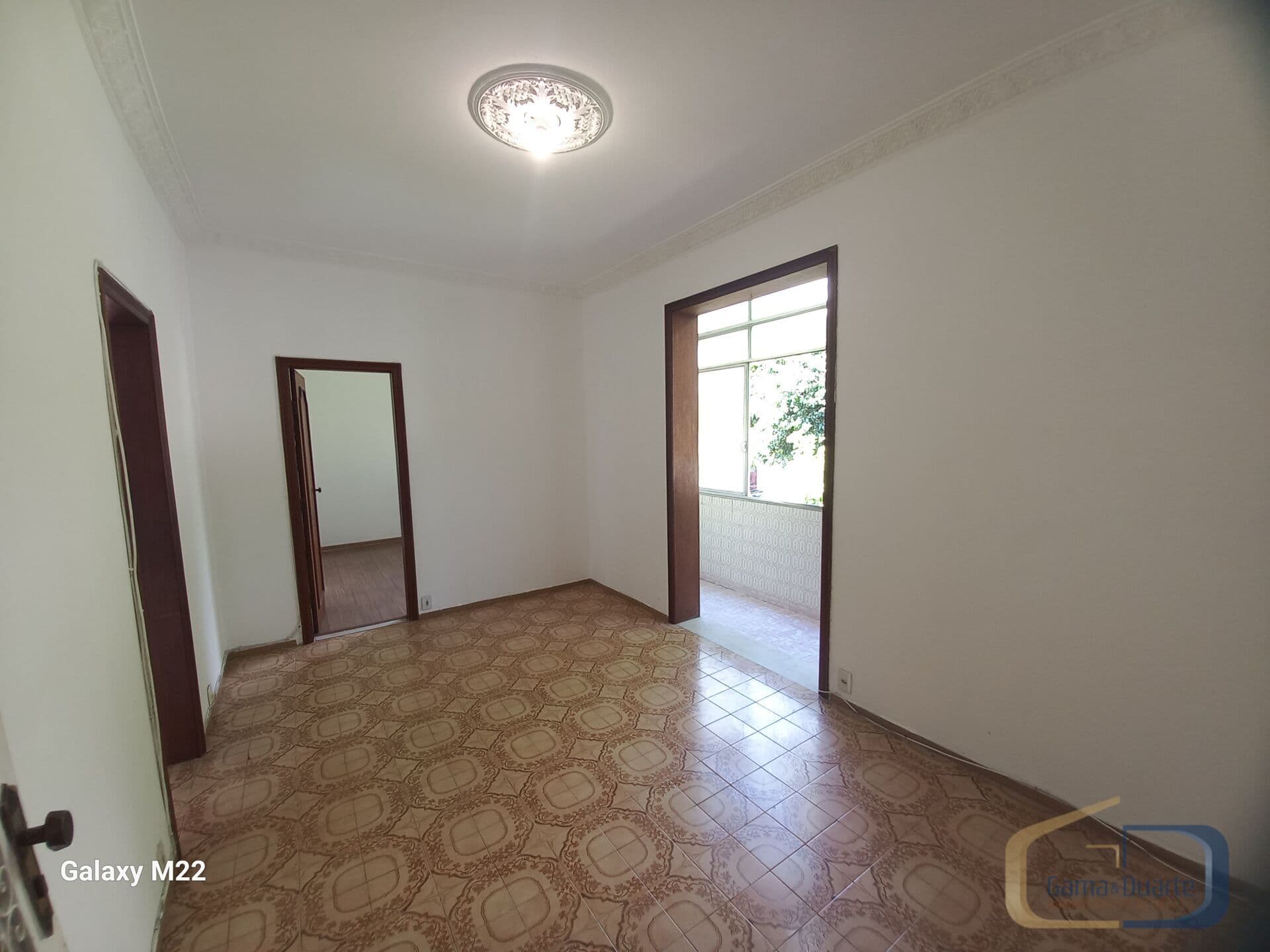 Excelente Apartamento com 70 m², Sala, 02 Quartos, 01 cozinha, 01 Banheiro e área de serviço.