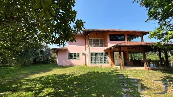 Oportunidade Sítio 100% legalizado, 16.358 m² planos. Casa principal com 4 quartos, lago e campo de futebol. A 5 min do Túnel da Grota Funda.