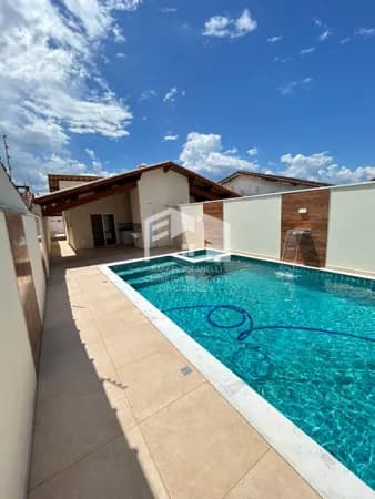 Linda casa com piscina