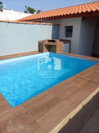 Casa com piscina a 600 metros do mar