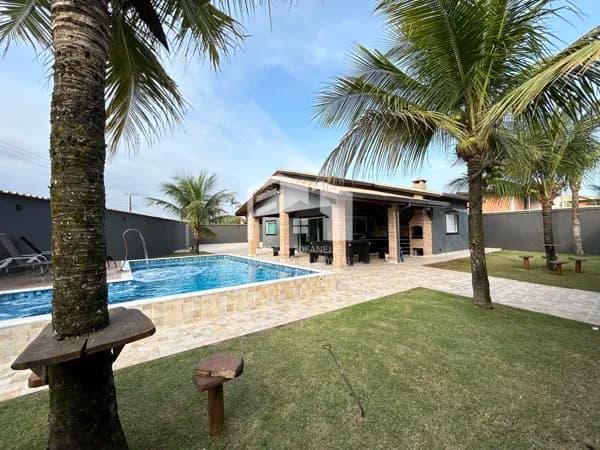 Casa linda, mobiliada à 3 quadras do mar