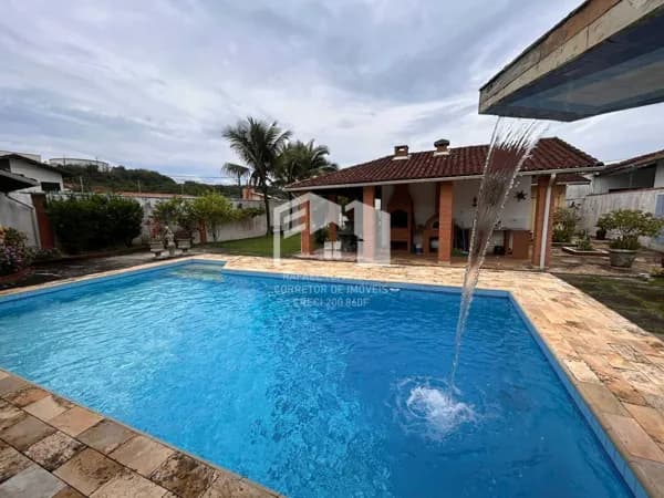 Casa com amplo quintal à 300 metros do mar