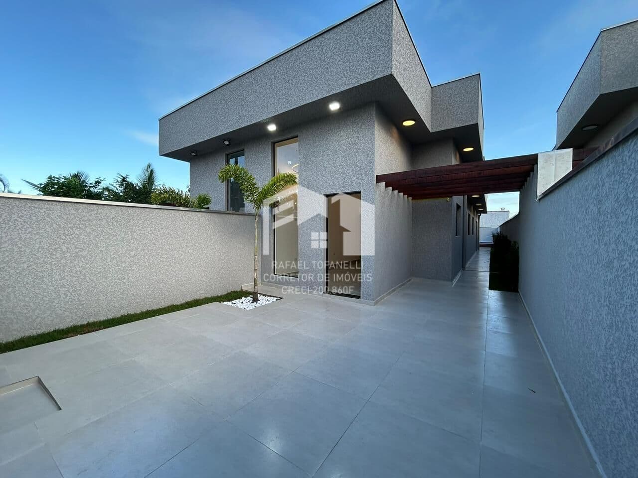 Casa com acabamento de qualidade à 500 metros da praia