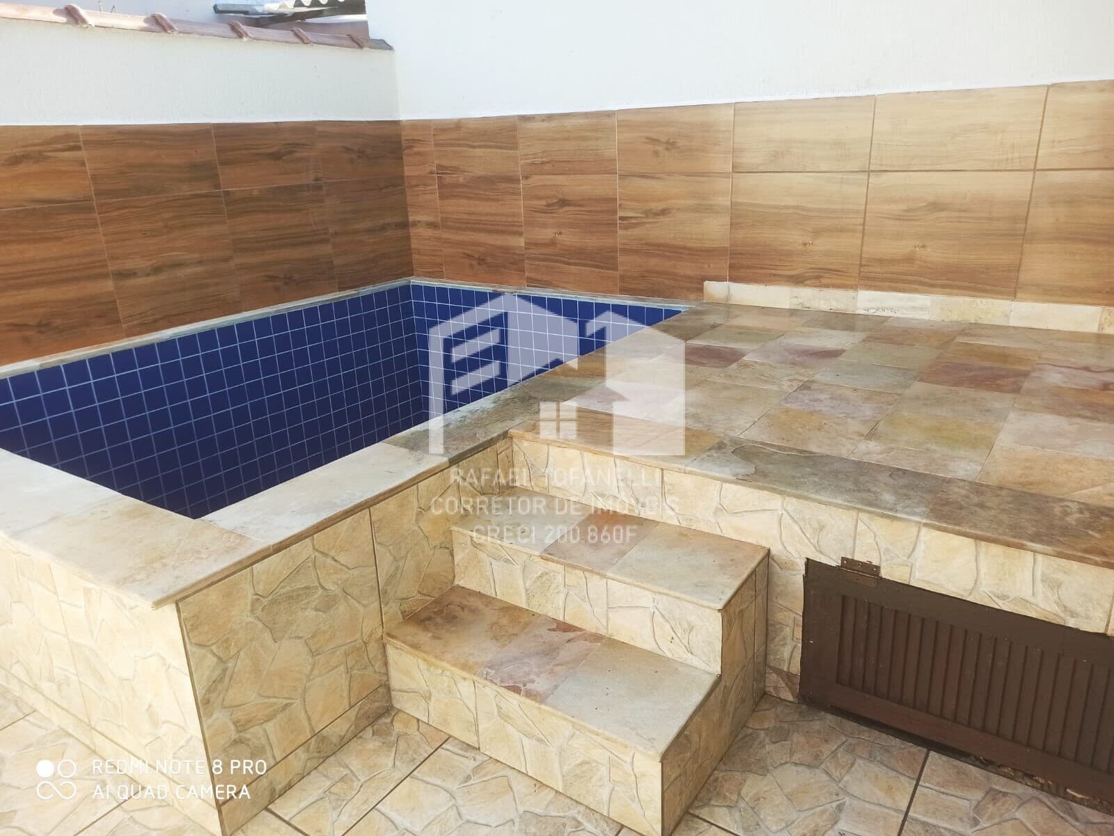 Casa com piscina a instantes do mar