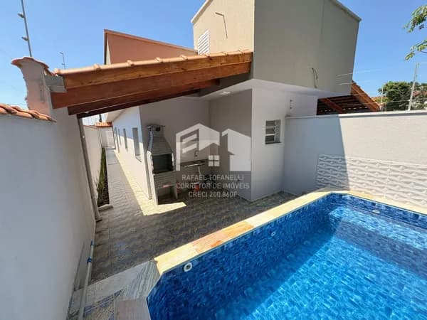 Linda casa com piscina