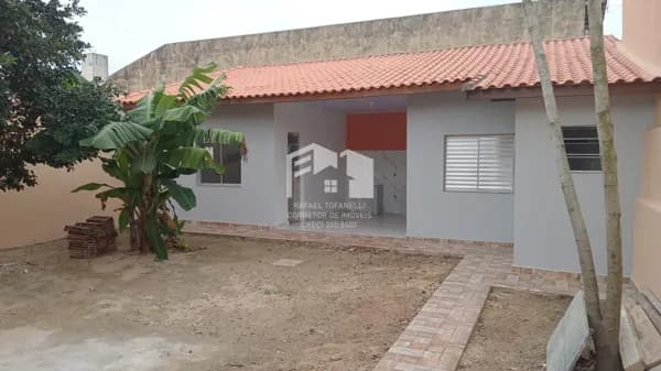 Linda casa com edícula