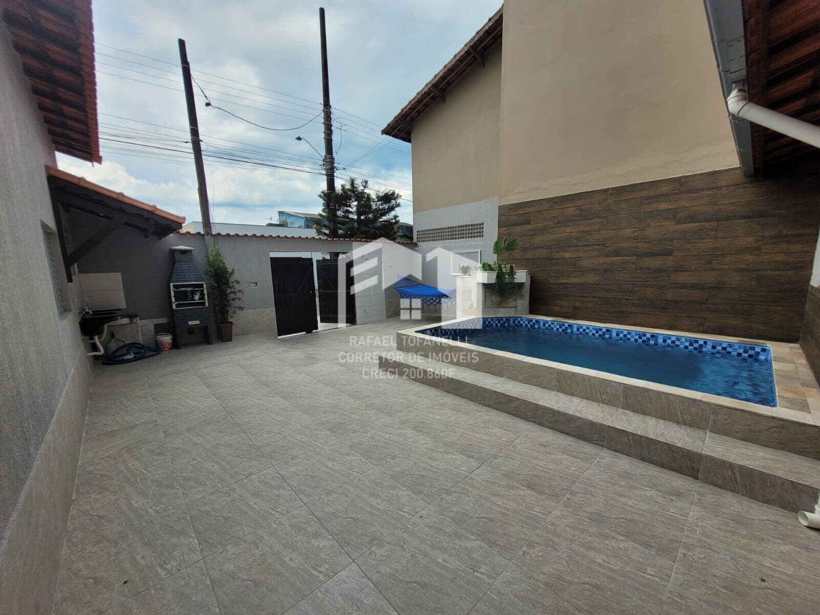 Linda casa a 350 metros da praia