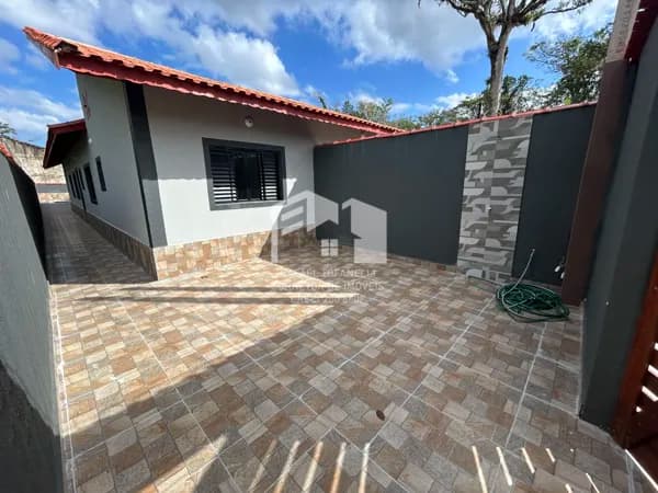 Casa com piscina a 900m do mar