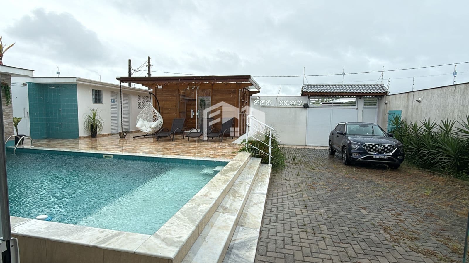 Belíssima casa porteira fechada à 3 quadras da praia
