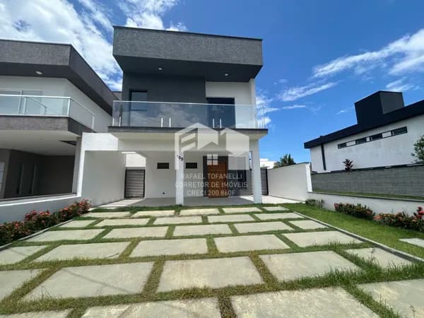 Belíssimo sobrado em condomínio frente mar