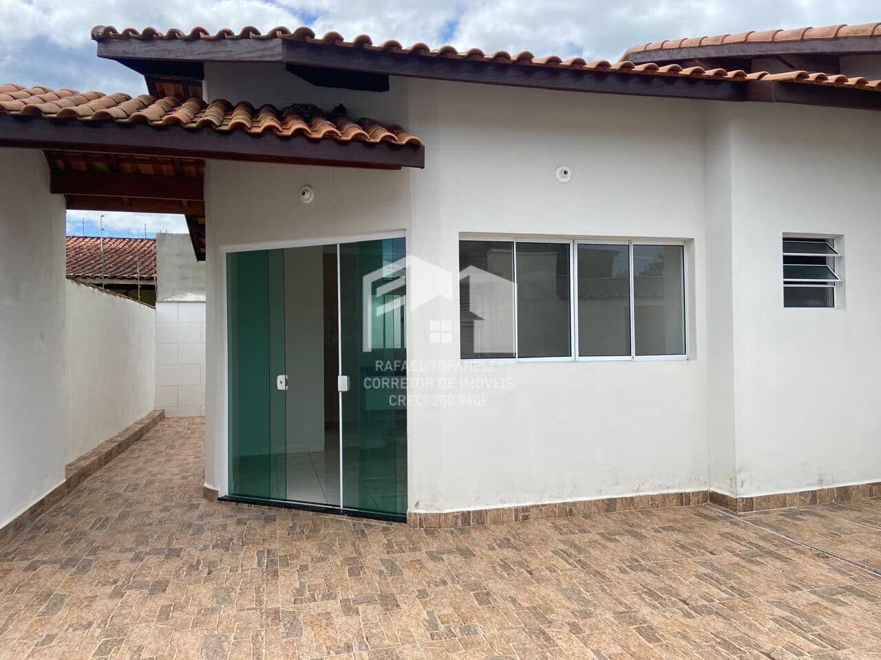 Casa Localizada em rua com moradores fixos