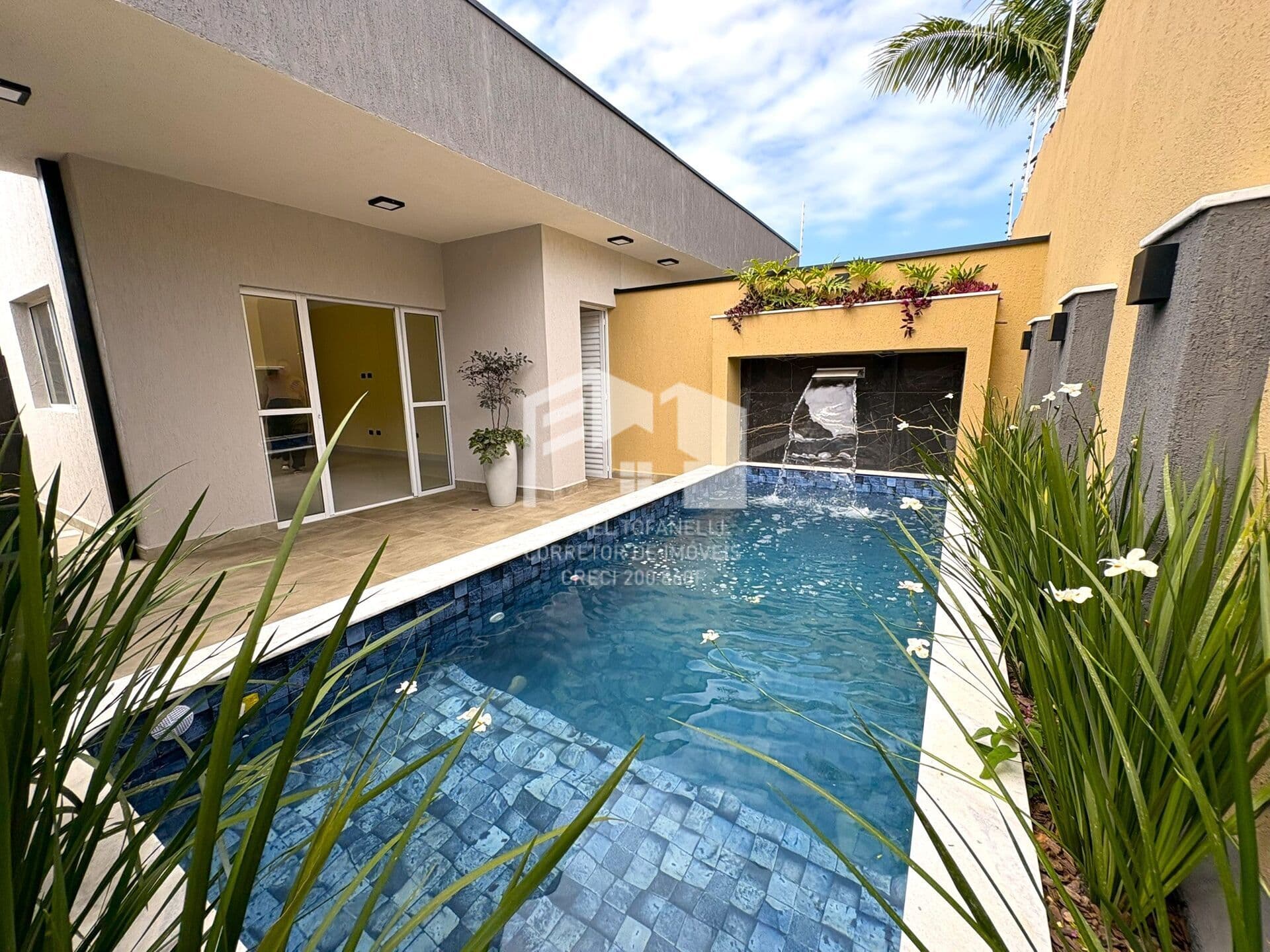 Casa próxima a praia com excelente acabamento
