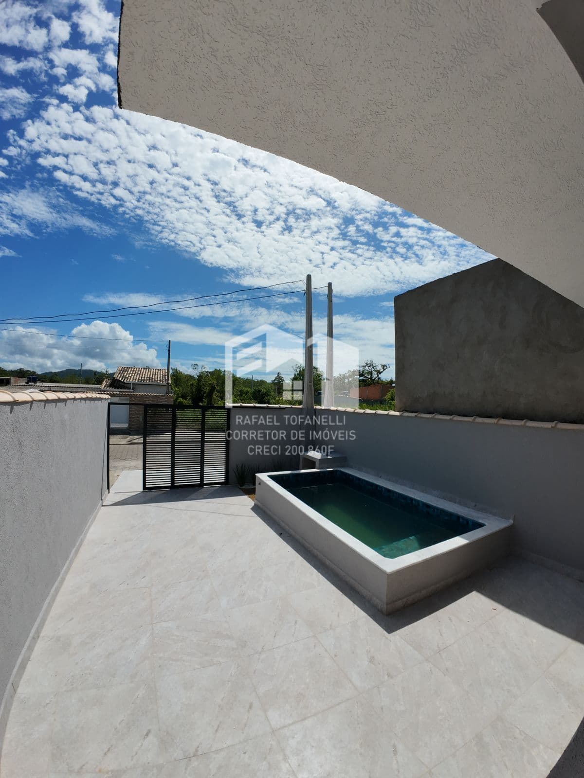 Linda casa com ótimo acabamento
