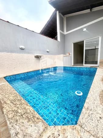 Casa com edícula á 100 metros do mar